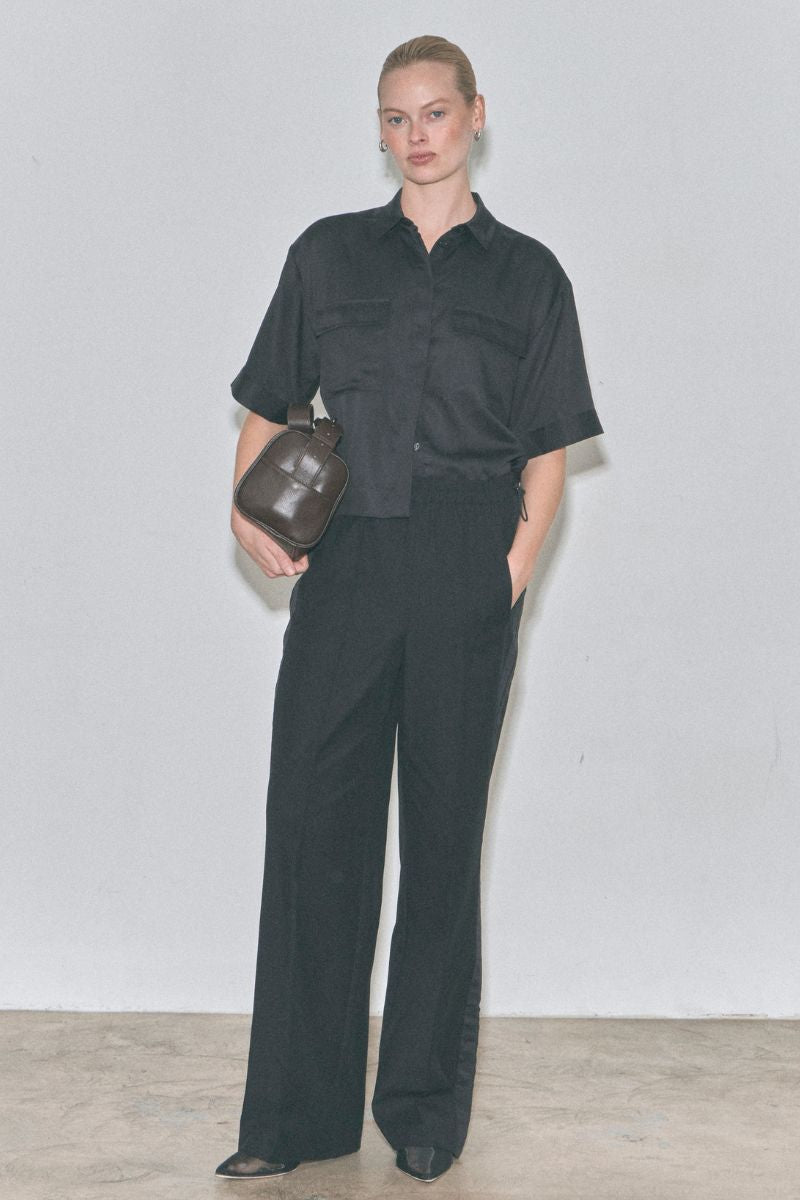 Holly is 178cm / 5’10” and wears a size 8.