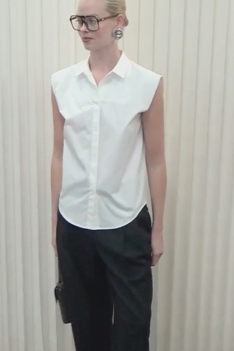 Holly is 178cm / 5’10” and wears a size 8.